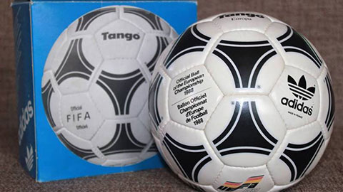 Trái bóng Adidas Tango ở EURO 1988 là một trong những đồ quý trong bộ sưu tập của Boyd