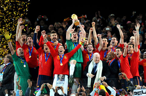 Del Bosque (ảnh nhỏ) đi vào lịch sử bóng đá Tây Ban Nha với tư cách là HLV đầu tiên cùng đội tuyển đoạt chức vô địch World Cup (2010)