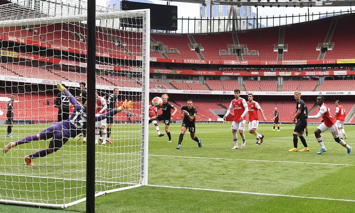 Các cầu thủ Arsenal đang khẩn trương luyện tập để trở lại