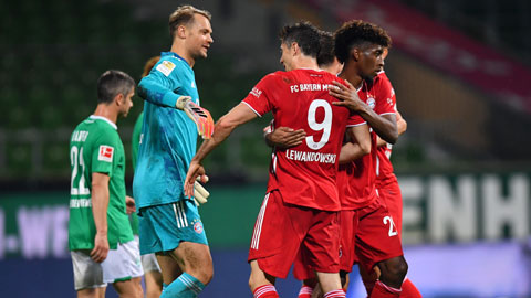 Các cầu thủ Bayern ăn mừng chiến thắng