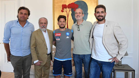 Chủ tịch Aurelio De Laurentiis (thứ hai từ trái qua) muốn Dries Dries Mertens (giữa) treo giày tại Napoli