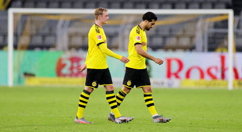 Các cầu thủ Dortmund phải cúi mặt rời sân sau trận thua toàn diện trước Mainz rạng sáng qua