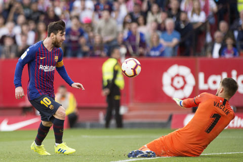 Messi (trái) và đồng đội rất khó ca khúc khải hoàn trên sân của Sevilla