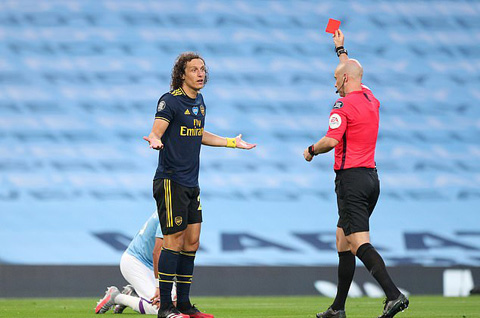 Luiz là tội đồ trong trận thua 0-3 của Arsenal trước Man City
