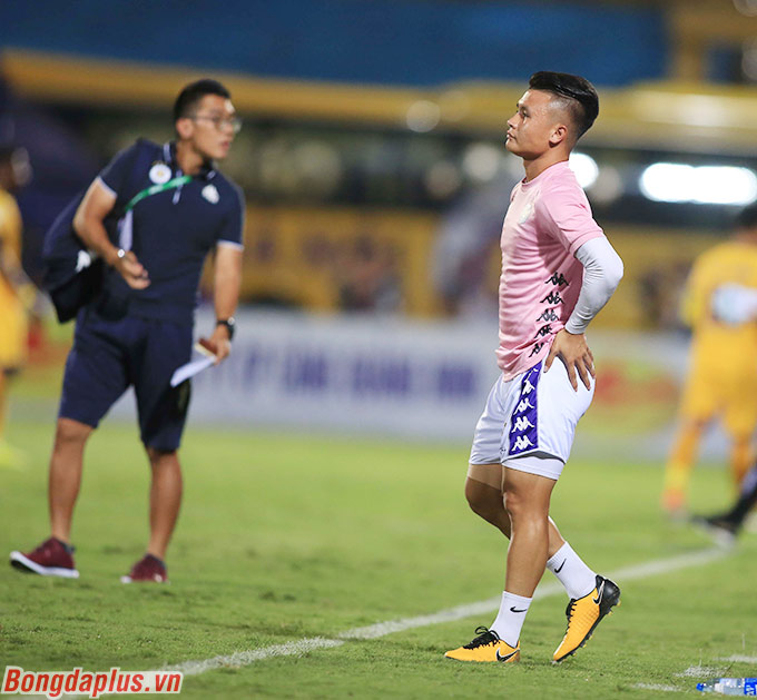Quang Hải bước vào sân khởi động cho trận đấu giữa Hà Nội FC và SLNA cùng nhóm cầu thủ dự bị 