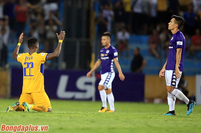 Quang Hải cùng các đồng đội chấp nhận đứt mạch hơn 30 trận bất bại trên sân nhà. Nhưng 20 phút cuối cùng của Hà Nội FC với sự xuất hiện của Quang Hải thật sự là khác biệt về đẳng cấp 