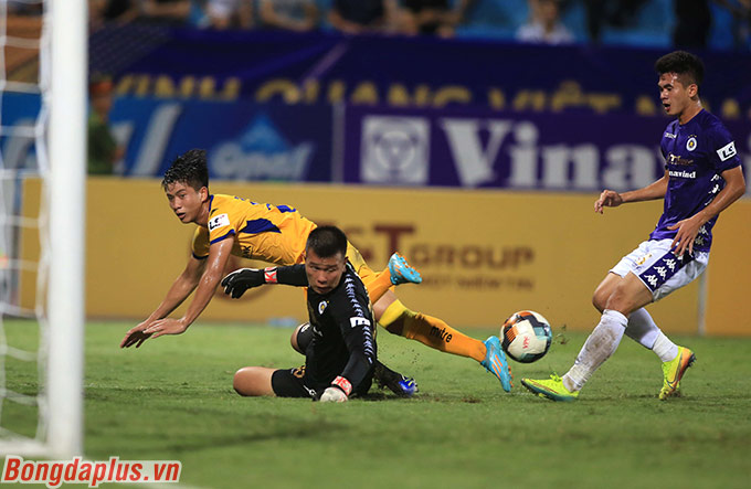 Phan Văn Đức thực hiện cú nước rút vượt qua hàng thủ Hà Nội FC và suýt ghi bàn 