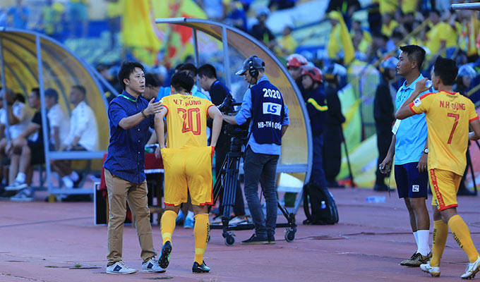 HLV Nguyễn Thành Công ngay lập tức phải đưa ra những sự điều chỉnh về nhân sự. Trọng Hùng, Hùng Dũng, 2 cầu thủ trẻ khoẻ được đưa vào sân ngay đầu hiệp 2