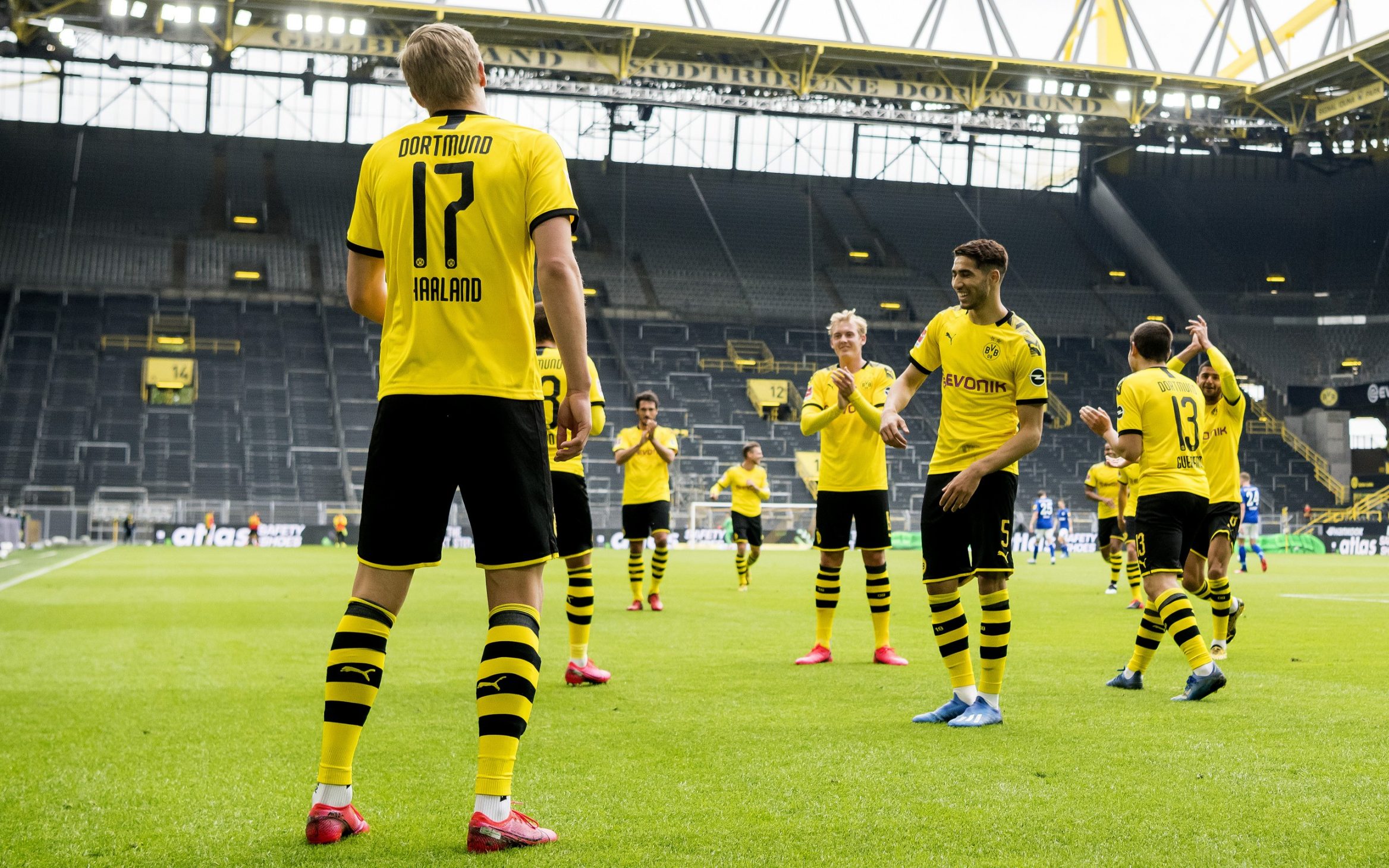 Trận derby Dortmund - Schalke cách đây hơn 1 tháng là trận đấu dùng âm thanh giả đầu tiên