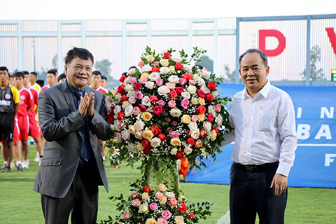 Thứ trưởng Bộ VHTT-DL, Chủ tịch VFF Lê Khánh Hải tặng hoa cho Trưởng BTC Nguyễn Công Khế