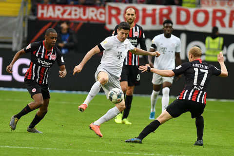 Lewandowski (giữa) rất có duyên với mành lưới của Freiburg