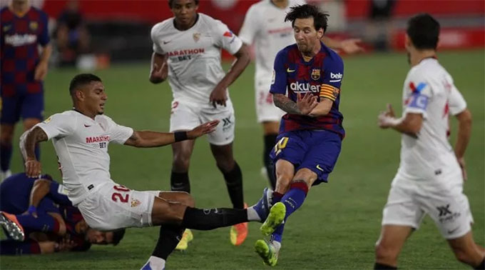 Cận cảnh Carlos đạp thẳng vào chân Messi
