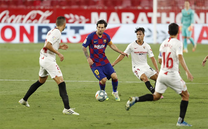 Messi "tắt điện" trước hàng thủ Sevilla