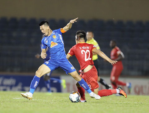 Quảng Nam FC (trái) mới thắng vỏn vẹn 1 trận tại V.League 2020	Ảnh: SÔNG HÀN