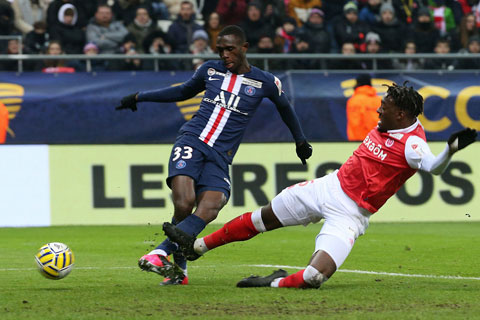 Kouassi (trái) dứt điểm dũng mãnh trước sự truy cản của đối thủ ở Ligue 1