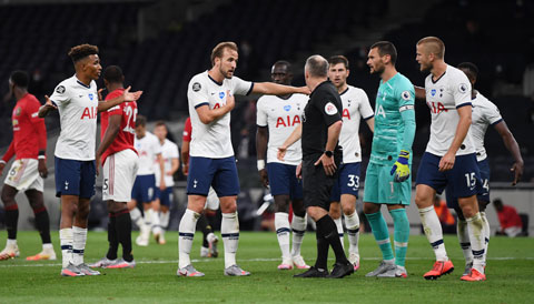 Cầu thủ Tottenham không đồng tình việc trọng tài thổi penalty cho M.U