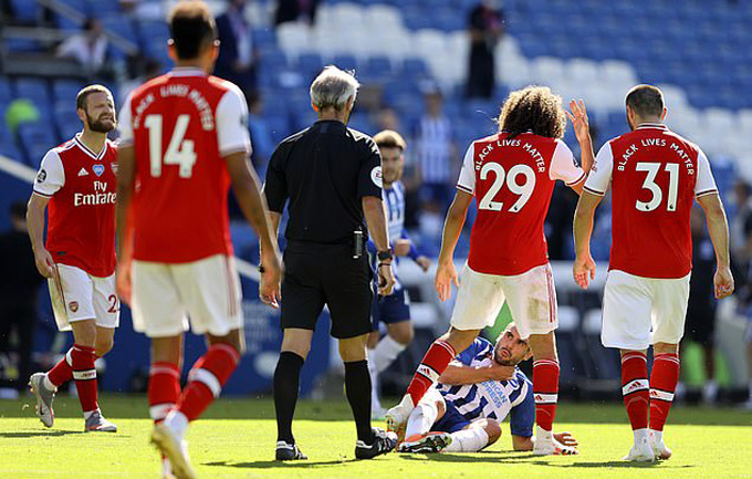 Cầu thủ trẻ của Arsenal đã không giữ được bình tĩnh và bóp cổ Maupay