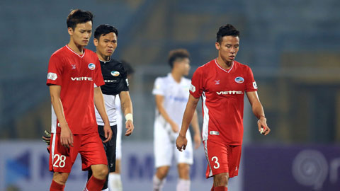 Hàng thủ Viettel buồn bã sau một bàn thua  ở V.League 	 Ảnh: Minh Tuấn