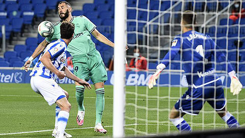 Tình huống Benzema gây tranh cãi khi ghi bàn thắng