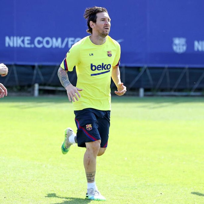 Vết thương dài trên chân phải của Messi