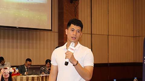 Đình Trọng đứng hình vì câu hỏi khó của đàn em U13 Đình Trọng đứng hình vì câu hỏi khó của đàn em U13