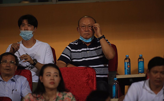 HLV Park Hang Seo có mặt trên Hàng Đẫy theo dõi trận đấu. Ảnh: Minh Tuấn