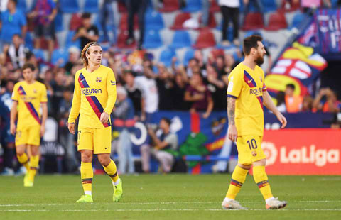 Griezmann (trái) đang chịu rất nhiều áp lực khi bị Messi quay lưng ở Barca