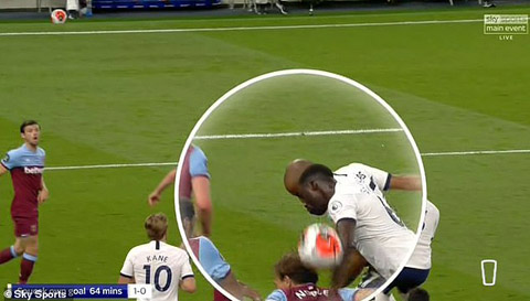 Bóng đã chạm tay Sanchez trước khi chạm người cầu thủ West Ham bay vào lưới