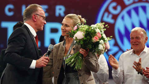 Huyền thoại Karl-Heinz Rummenigge vinh danh Kathleen Krueger trong một lễ mừng chiến thắng của Bayern 