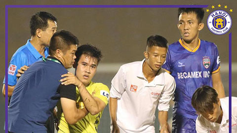 Cầu thủ Hà Nội bị ném lên cáng ở Bình Dương dính chấn thương nặng