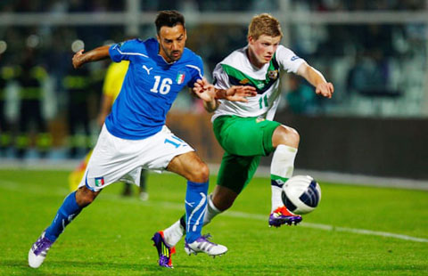 Gorman (phải) trong trận vòng loại EURO 2012 với Italia