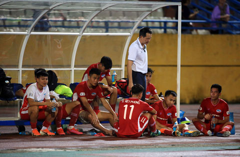 BHL Viettel động viên các cầu thủ sau trận thua ngay trên sân nhà trước Thanh Hóa 	ảnh: Minh Tuấn