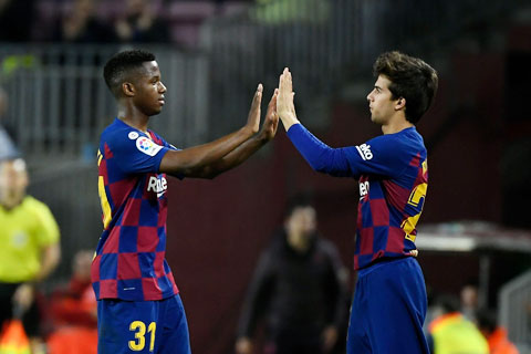 Barca cần những tài năng trẻ như Fati (trái) hay Riqui để làm mới lối chơi