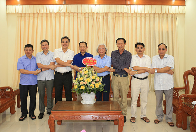 Tổng biên tập Tạp chí Bóng đá - Nguyễn Văn Phú đã tặng lẵng hoa và chia vui với BCH Đảng bộ Vùng 1 Hải quân nhiệm kỳ mới