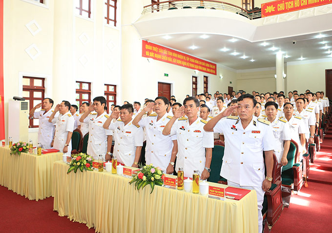 Đồng chí Chuẩn Đô đốc Phạm Văn Quang - Phó Chủ nhiệm Chính trị Quân chủng (bìa phải) tới dự 