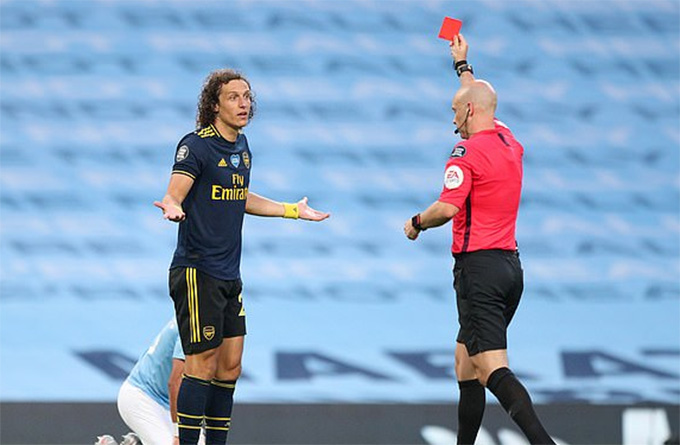 David Luiz phải nhận thẻ đỏ ở trận Arsenal thua đậm Man City 0-3