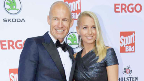 Robben xỏ giày trở lại do vợ… giật dây