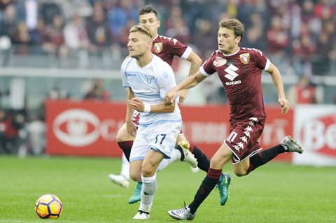 Lazio (áo sáng) quyết có 3 điểm trước chủ nhà Torino để duy trì hy vọng mong manh ở cuộc đua vô địch