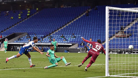 Casemiro ghi bàn duy nhất trong trận thắng Espanyol, giúp Real lên ngôi đầu bảng