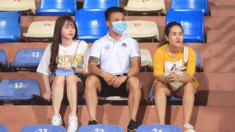 Sau ‘scandal’ trên mạng xã hội, Quang Hải và bạn gái ‘đá cặp’ trên khán đài