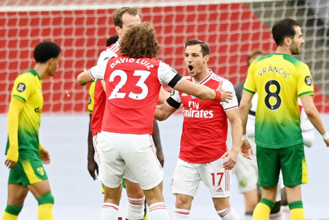 Niềm vui của các cầu thủ Arsenal sau khi có chiến thắng quan trọng trước Norwich