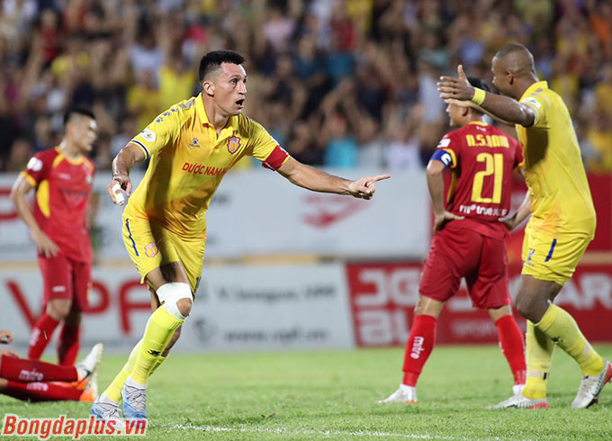 Một mình anh lập cú đúp trong chiến thắng 3-0 của DNH Nam Định trước SLNA 