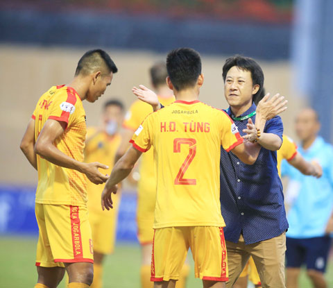 Thầy trò HLV Thành Công ăn mừng chiến thắng tại V.League - Ảnh: Minh Tuấn
