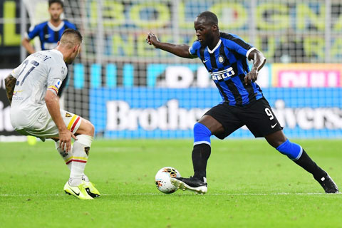 Inter (áo sẫm) khó có thể vượt qua được một Bologna đá cực hay trên sân khách