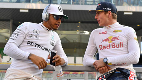 Max Verstappen được  kỳ vọng có thể thách thức Lewis Hamilton (trái)