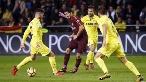 Suarez (áo sẫm) và đồng đội khó vượt qua được Villarreal trên sân El Madrigal
