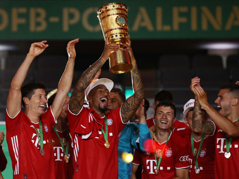 Boateng nâng cao chức vô địch Cúp Quốc gia sau khi giúp Bayern hạ Leverkusen với tỷ số 4-2