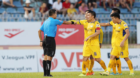Một trong nhiều tình huống các cầu thủ SLNA phản ứng quyết liệt với trọng tài ở trận gặp Quảng Nam tại vòng 8 - ảnh: SÔNG HÀN