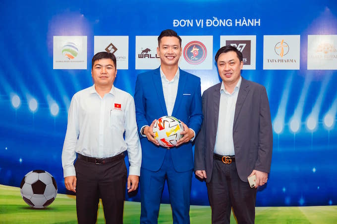 Phó chủ tịch VFF Cao Văn Chóng (áo xám) đến chúc mừng đội bóng