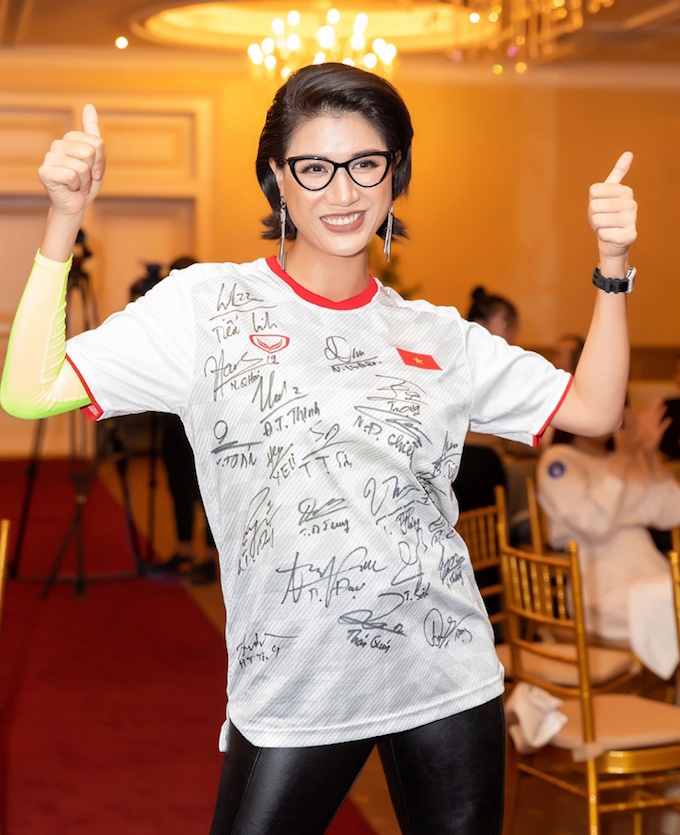 Cựu siêu mẫu Trang Trần với chiếc áo đấu trị giá 50 triệu đồng